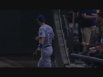 試合中観客からポップコーン奪う外野手