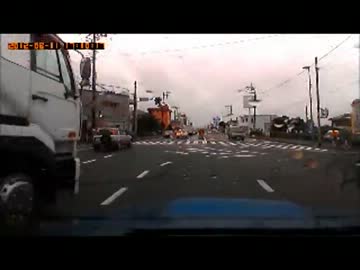 黄色信号は止まれです。ただし加速して進めでもありません.