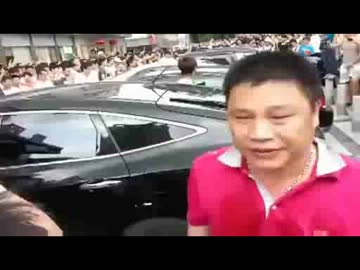 ＜愛国無罪＞日本車をぶっ壊す支那中国人