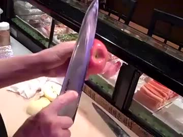 りんごの皮を高速で剥く料理人