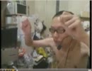 金バエを鑑賞するホモ