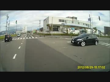 逆走＆信号無視のプリウス