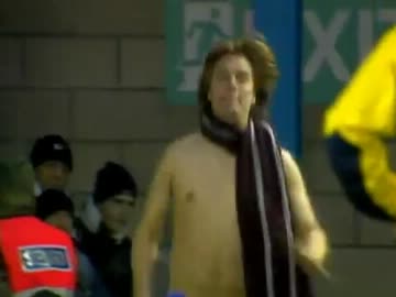 サッカーの試合中に真性のヒーローが乱入ｗｗｗ