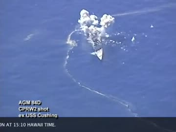 様々な航空攻撃の標的になる米海軍駆逐艦 USS Cushing(DD-985)