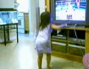 Wiiをプレイする幼女