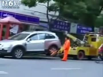 中国にて　レッカー移動されかけてキレた女が取った行動とは