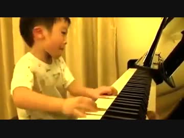 プロ並みのピアノ演奏をする４歳児