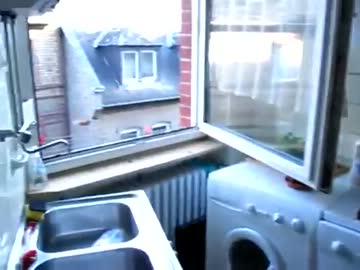 大ジャンプで逃走するリス