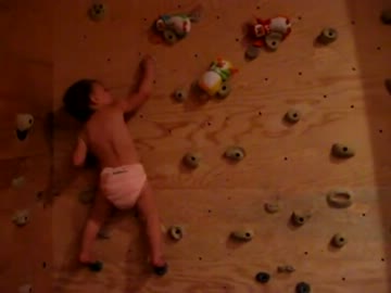 生後22ヶ月で驚異の身体能力を持つ赤ちゃん