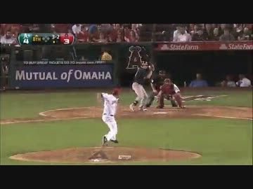 少し宙に浮き、投げた後、脚が変な方向に曲がるピッチャー