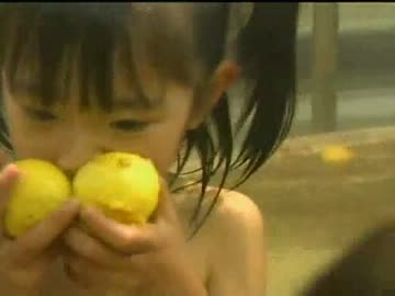 冬至のゆず湯に幼女