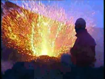 活火山の火口に迫る命知らず達