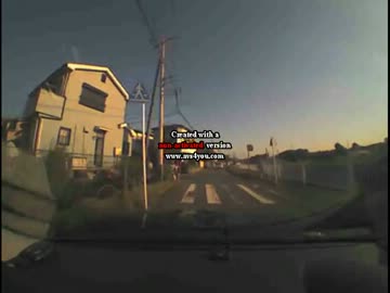 ドライブレコーダー　横断歩道で子供が横断中の追い越し