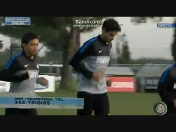 じゃれる長友とラノッキア