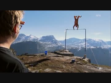 崖っぷちで大車輪したら鉄棒が壊れて落下