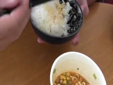 ひたすらラーメンライスを食べる。