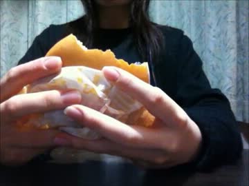 【七緒】ハンバーガーを食べました(*´ω｀* )