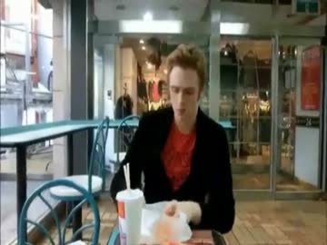 マックのケチャップはトレイに盛るのが海外では常識。