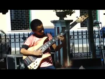 13歳の凄腕６弦ベーシスト