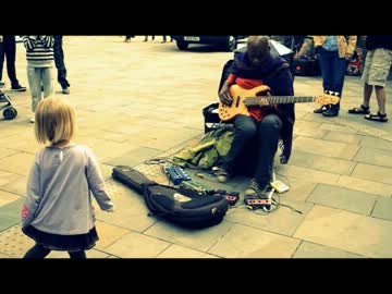 思わず立ち止まりたくなるストリートベーシスト集