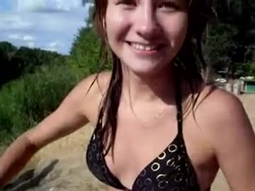 女の子が男性を水に突き落とそうとして失敗