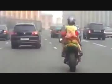 【車載動画】 Tバックパンチラに大喜びする若者達ｗｗｗｗｗｗ