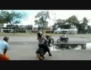 発進に失敗する女性ライダー