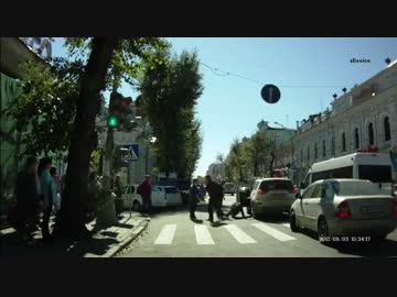 【車載動画】 倒れた病人を容赦なく轢くSUV