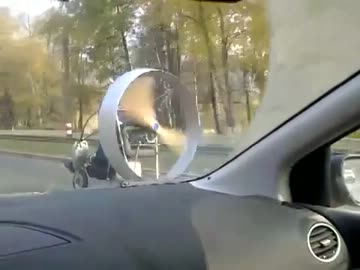 時速120 km !!　プロペラで走る車