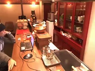 ウナちゃんマン　新しい店の狭すぎる（？）テーブル席を見せる