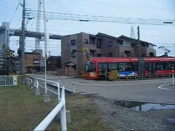 踏切が全開なのに列車がやってきた。そして・・・。