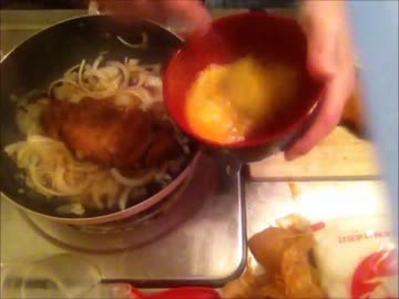 チャック全開でカツ丼