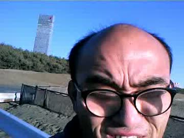 カツヒコの幕張散歩 海岸で「TSUNAMI」熱唱