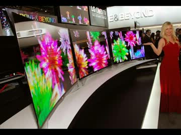 サムスンとLG、世界初の「曲面有機ELテレビ」を展示