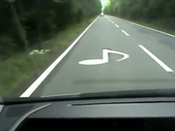 音楽を奏でる道路に感激する外国人