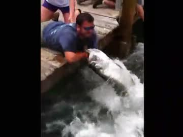 【マジキチ】自分の腕をエサにして巨大魚を釣り上げるおじさん