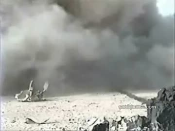 クラスター爆弾の爆発をスローモーションで