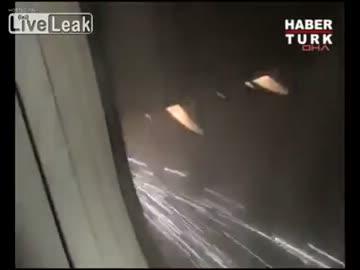 旅客機のエンジンに落雷→出火→緊急着陸