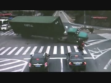 【車載動画】 トラックに押しつぶされそうになるバイク