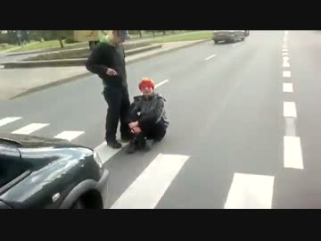 道を塞ぐ迷惑男が出現
