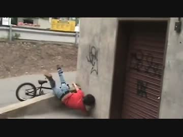 顔面を強打するBMXライダー
