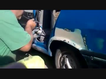 塗料を吹いて車の塗装するおっさんが凄い