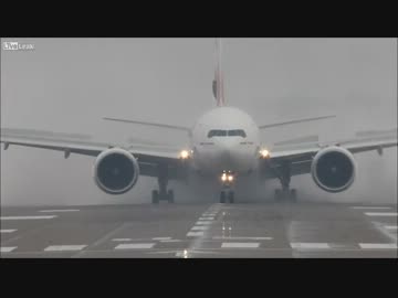 凍った滑走路に着陸する航空機