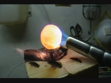 赤く熱したニッケルの球を氷の上に置いてみた。