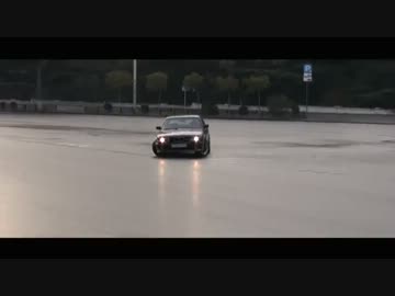 BMW M5 が、ドイツの公道を縦横無尽に駆け巡る