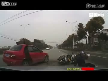 【車載動画】 バイクの多重事故で車の下敷きになる女性