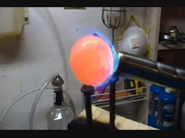 赤く熱したニッケルの球を今度は巨大なロウソクの上に置いてみた