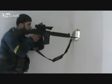 狙撃兵を始末するテロリスト