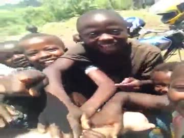 初めて見る白人に大喜びするアフリカの子供達