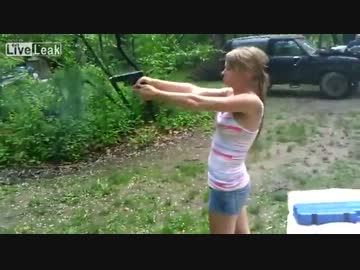 胸の谷間に薬莢が挟まるハプニング